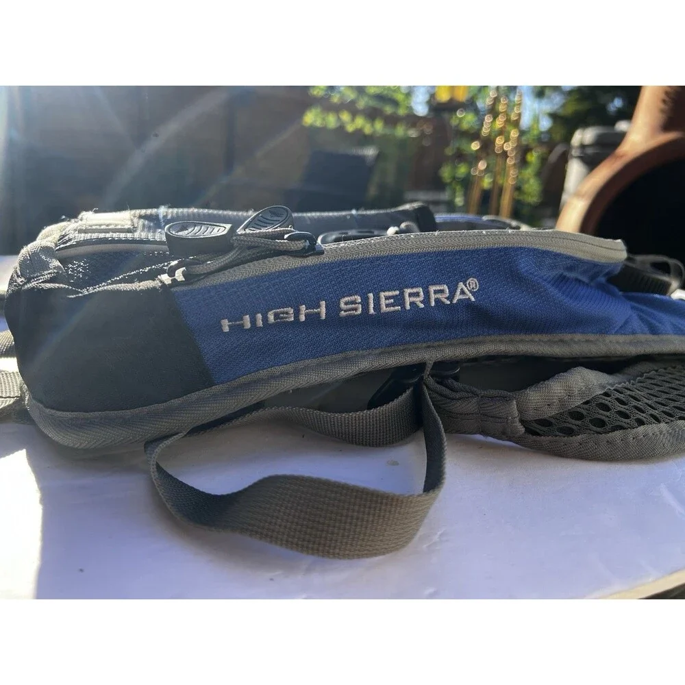 High Sierra Hydration Pack 2 L Organizer Pocket Tuck Away Belt & Sport Flap NEW